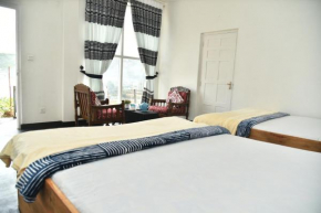 Shiny cot garden view family room
